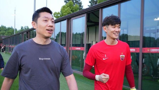 马洛塔回答：“我要强调的是，我们的主帅带给大家很大的满足感，他很优秀，很年轻，可以给我们带来重要的成功。